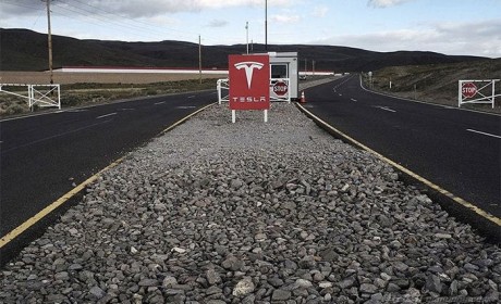 Model X意外冲进客厅 加州车主起诉特斯拉