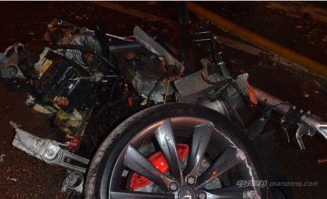 特斯拉撞树起火 电池爆炸致两人死亡遭证实