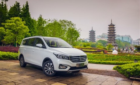 移动的舒适舱陪父亲跟老伙计放个假