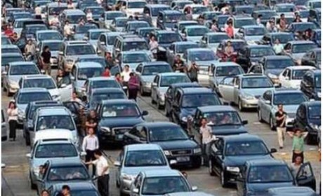 国庆自驾游 福特撼路者和普拉多谁能跨越人山人海