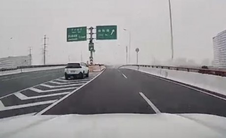 突发！上海一车辆失控翻下高架桥并起火