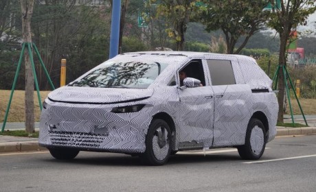 尾部设计别致 小鹏全新MPV路试谍照