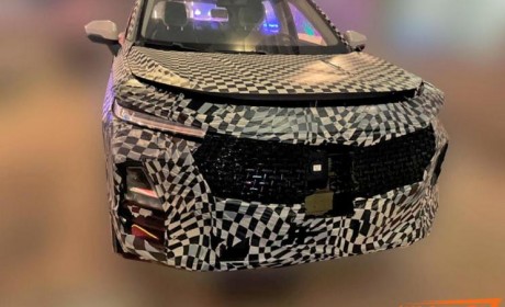 或配双联屏内饰 曝宝骏RS-5纯电版谍照