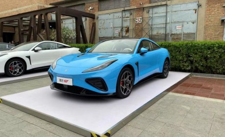 双门四座电动跑车来了！哪吒GT首发亮相