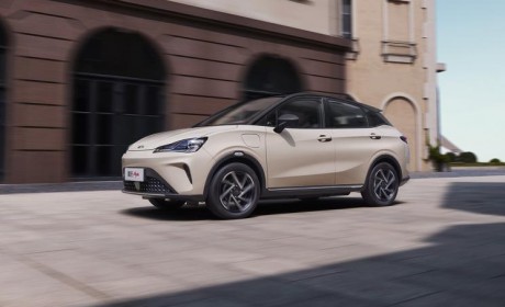 外观焕新 新款哪吒V正式定名哪吒AYA