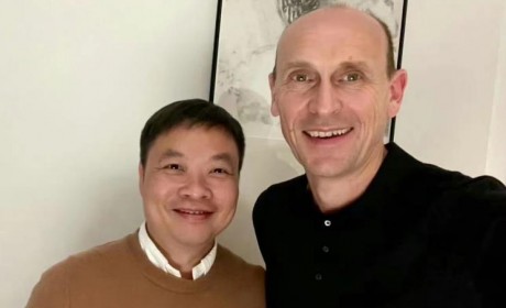 小鹏何小鹏与大众中国贝瑞德“秀恩爱”