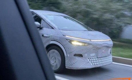 大灯点亮后效果拔群 小鹏X9最新谍照