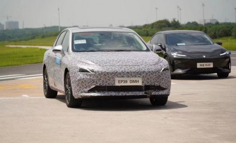 荣威D7 EV/DMH双车动态测试画面曝光