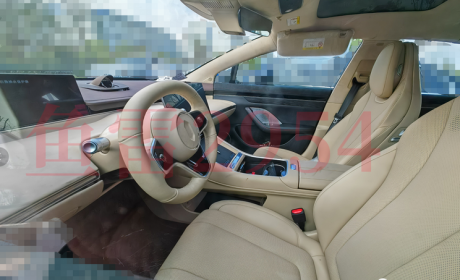 有望9月底发布 智界S7内饰谍照曝光