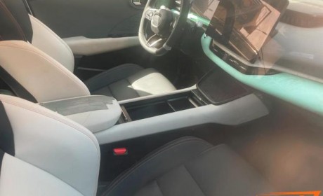 外观内饰都能打 曝领克06 EM-P内饰谍照