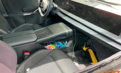 45寸大屏名不虚传 银河E8内饰谍照曝光