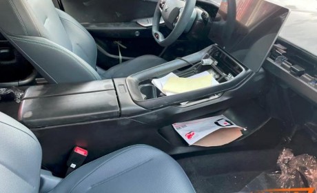 配悬浮式中控屏 极狐阿尔法S5内饰谍照