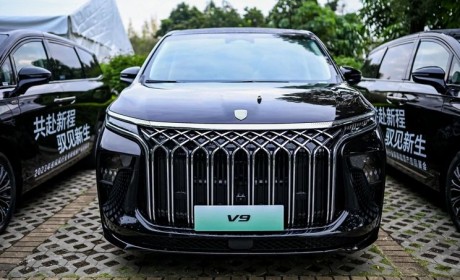 东风风行发布游艇V9/风行雷霆410续航版