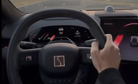 最新家族风格 极氪007清晰内饰谍照