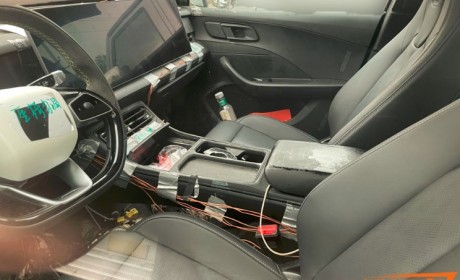 超大中控屏 哪吒全新SUV EP32内饰谍照