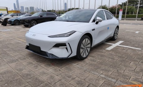 2023广州车展探馆：中型轿车银河E8