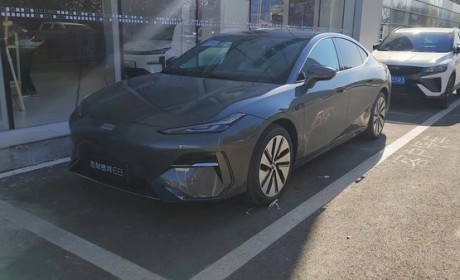 8K大屏亮眼 吉利纯电轿车银河E8到店！