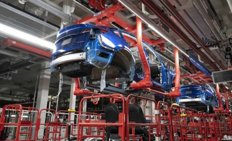 马斯克澄清机器人袭击事件 属工业事故