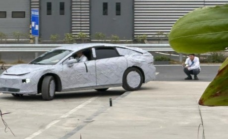 纯电中大型车 小鹏全新轿车路试谍照