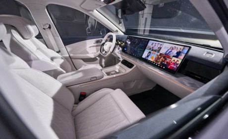 车载冰箱+大尺寸双联屏 哪吒L内饰首发