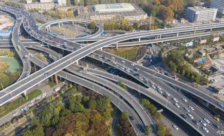 政协委员：建议公休假期高速收费半价