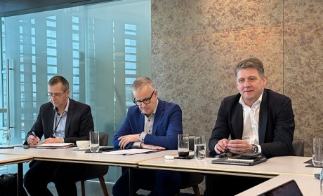 欧美放缓电动车？奥迪称“两条腿”走路