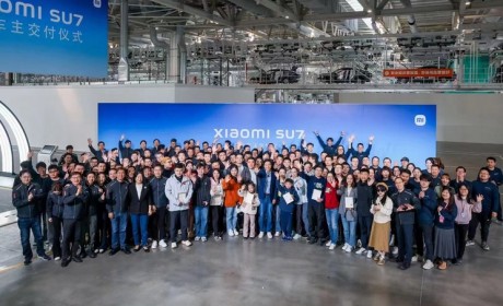 雷军亲自开车门 小米SU7正式开启交付