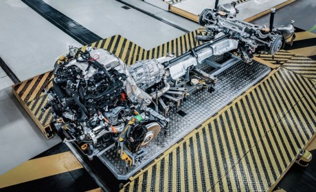 接替W12 宾利推全新高性能V8插混系统