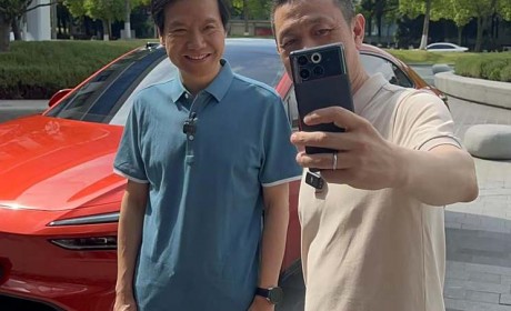 雷军携小米汽车高管团集体参观乐道L60