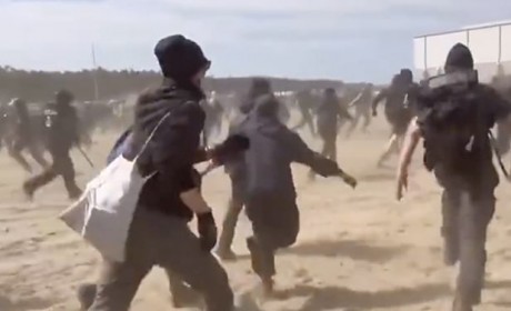 示威者冲破防线 特斯拉工厂爆发冲突