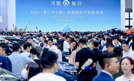 问界新M7实力飞凡，吸引众多外国友人争相打卡体验