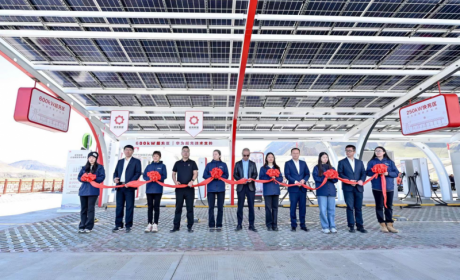 超充时代新里程碑！问界珠峰超充站投用 问界M9 EV演示一秒一公里