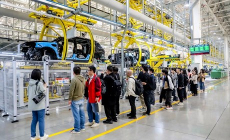 走进赛力斯超级工厂，见证中国高端汽车智造力量