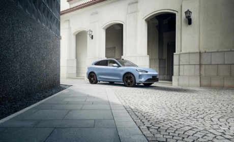 环岛通行、路边临停带来更连贯的智驾体验，问界全系车型迎来新一轮OTA重磅升级