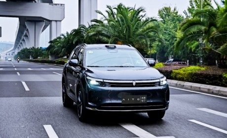 智能制造引领智驾新时代，多家权威媒体探访赛力斯超级工厂