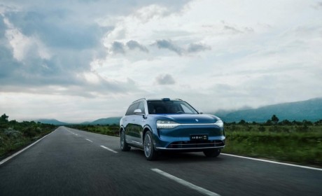 “四界”共聚鸿蒙智行年度直播，问界M9实力出众获用户青睐