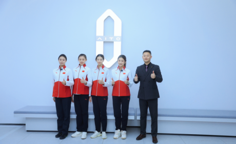 与冠军同行！中国国家艺术体操队携手问界汽车为车主交付新车