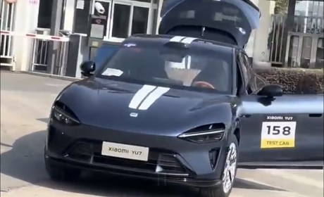 小米YU7实车图再曝光 无框式车门 一体式尾门开启 拉花样式运动