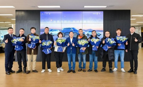 武汉用户赞问界：全民智驾先锋，智慧服务标杆