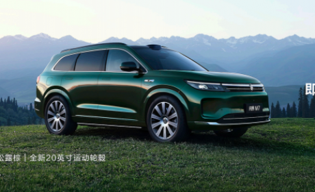 问界 新M7全新牧野青配色上市，智享美学与科技新境界