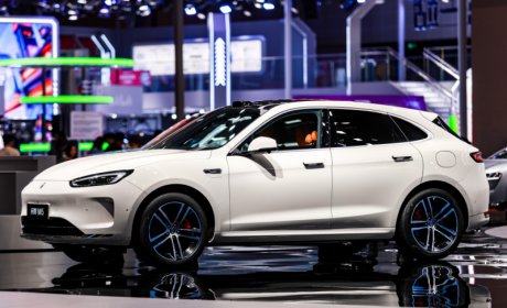 上海车展C位担当！问界新M5 Ultra凭实力圈粉年轻群体