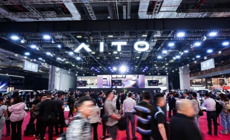 大定超5万台，车展被围观抢拍，“全能车王”问界M8为什么这么火？