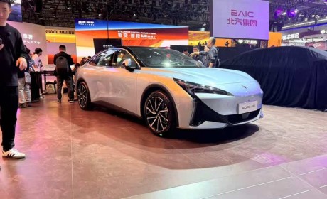 2025上海车展探馆：新款极狐阿尔法S5实车，部分配置信息曝光