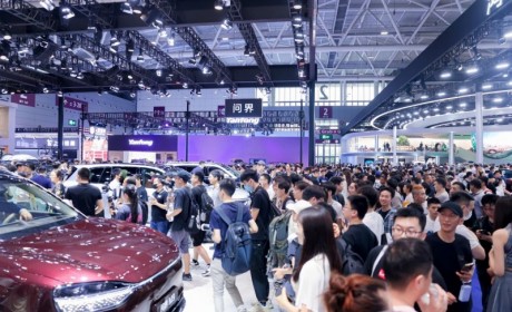 重新定义“新豪华”标准 问界M9 2025款成粤港澳大湾区车展人气担当