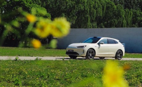 毕业季购车新风向：问界新M5 Ultra成学车党出行优选