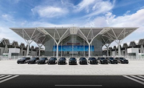 科技新豪华定义商务出行 问界M9亮相2025天津夏季达沃斯