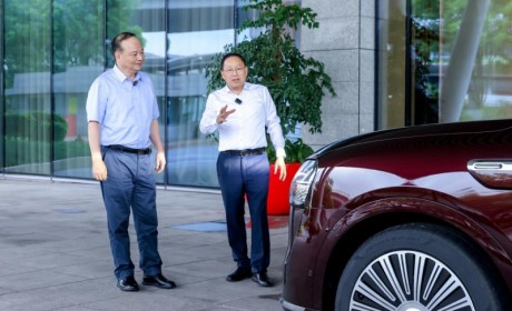 宁德时代曾毓群与赛力斯张兴海体验问界M9 2025款 为智能辅助驾驶点赞