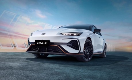 与年轻人顶峰相见！第三代UNI-V亮相，年轻人的第一台运动轿跑来了！