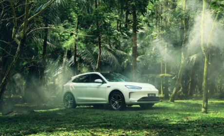 暑期自驾游最优解，问界新M5 Ultra既省心，跑得远，性能还在线