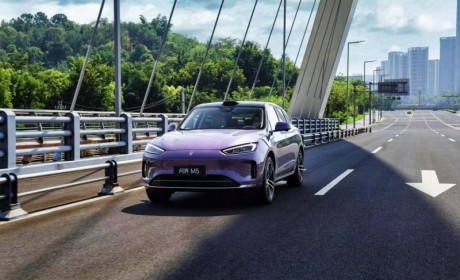 问界新M5 Ultra辅助驾驶升级至ADS 4，带来更人性化体验